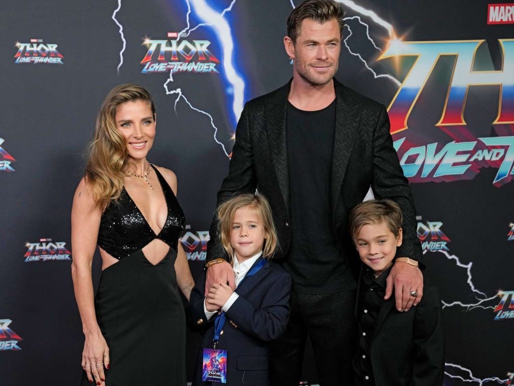 Chris Hemsworth with wife and children