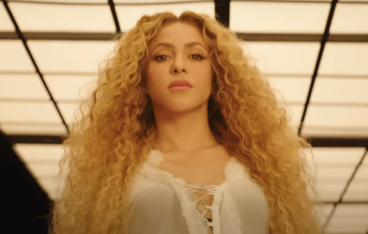 Who Is Shakira Dating Now 2023? Boyfriend Lewis Hamilton After Gerard Pique  – StyleCaster