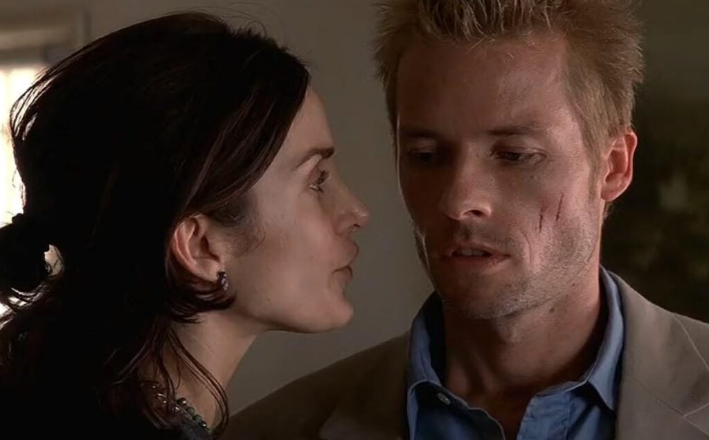 Carrie Anne-Moss and Guy Pearce in a still from Memento | Source: Newmarket