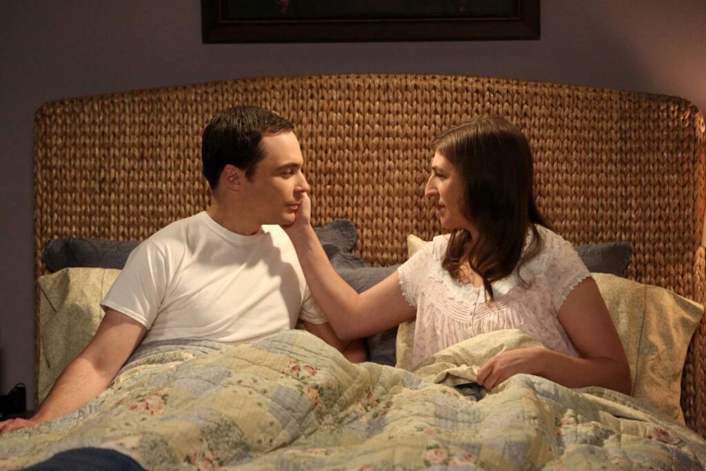 Jim Parsons as Sheldon and Mayin Bilaik as Amy in The Big Bang Theory | Source: CBS