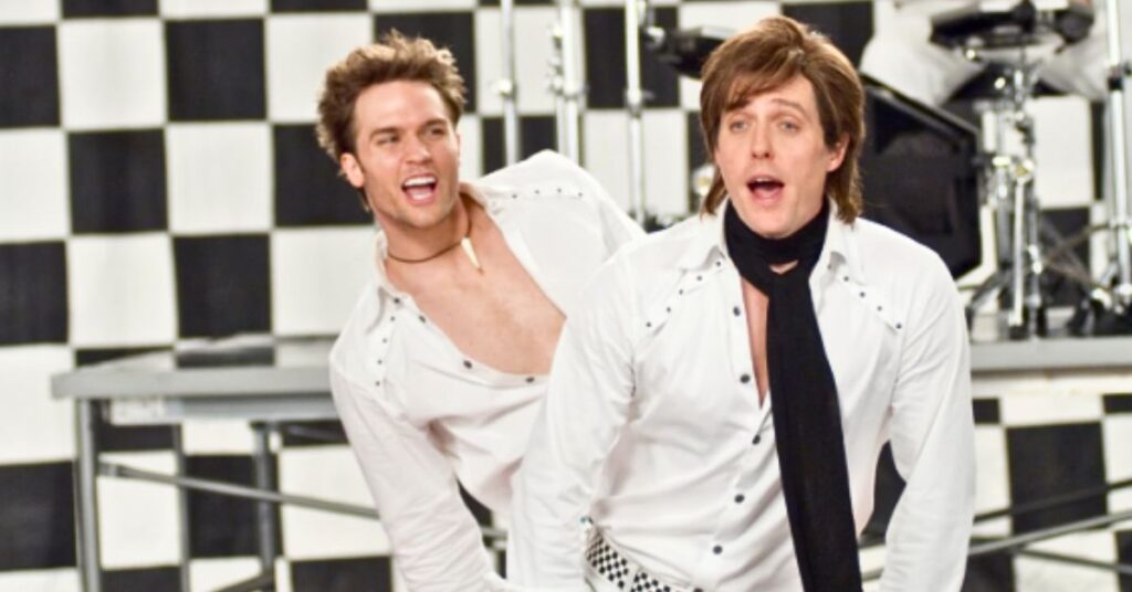 Hugh Grant and Scott Porter in Music and Lyrics