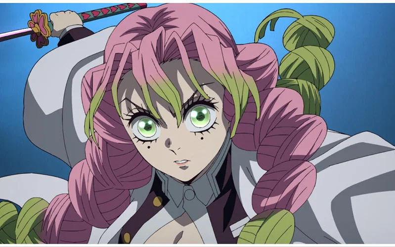 Mitsuri fighting using her sword
